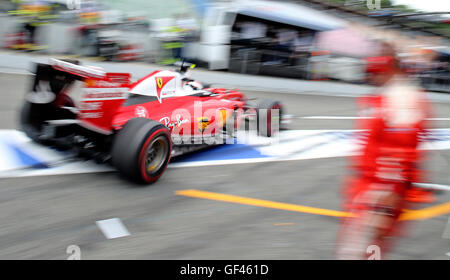 Hockenheim, Germania. 29 Luglio, 2016. Finnish F1 driver Kimi Raikkonen del team Scuderia Ferrari in azione durante la seconda formazione gratuita sul circuito di Hockenheim, in Germania, 29 luglio 2016. Il Gran Premio di Germania avviene su 31.07.2016. Foto: JAN WOITAS/dpa/Alamy Live News Foto Stock