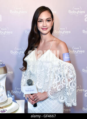Hong Kong, Hong Kong S.A.R, Cina. 28 Luglio, 2016. Supermodel Jessica Cambensy assiste l'apertura della Wyeth Babynes shop a IFC Hong Kong © Jayne Russell/ZUMA filo/Alamy Live News Foto Stock