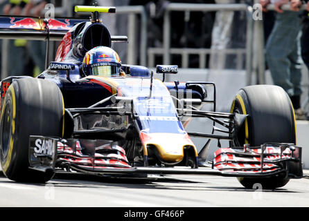 Hockenheim, Germania. 29 Luglio, 2016. Spagnolo di F1 driver Carlos Sainz della Scuderia Toro Rosso in pit lane durante la seconda formazione gratuita sul circuito di Hockenheim, in Germania, 29 luglio 2016. Il Gran Premio di Germania avviene su 31.07.2016. Foto: JAN WOITAS/dpa/Alamy Live News Foto Stock