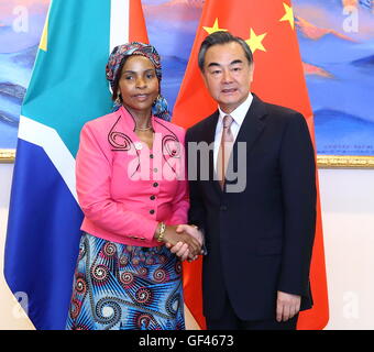 Pechino, Cina. 29 Luglio, 2016. Il ministro degli Affari Esteri cinese Wang Yi (R) si riunisce con il Sud Africa le relazioni internazionali e la cooperazione il Ministro Maite Nkoana-Mashabane, chi è qui per partecipare riunione dei coordinatori sull'attuazione delle azioni di follow-up del vertice di Johannesburg del Forum di cooperazione sino-africano (FOCAC), a Pechino, capitale della Cina, 29 luglio 2016. © Ding Hai-tao/Xinhua/Alamy Live News Foto Stock