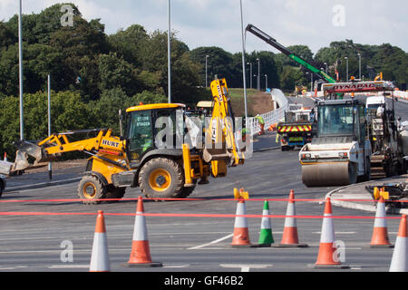 M6, Lancaster, Lancashire, Regno Unito. 29 Luglio, 2016. La nuova M6 in direzione nord su strada di slittamento allo svincolo 34 è impostato su Aperto lunedì 1 agosto il traffico witj pssin oltre il secondo ponte che attraversa il fiume Lune che è stata costruita come parte della baia di modo di gate. Il 4.8 km Dual Carrigae modo Gate Baia di modo che è stato costruito per releive la congestione del traffico in Morecambe e Lancaster Credito: David Billinge/Alamy Live News Foto Stock