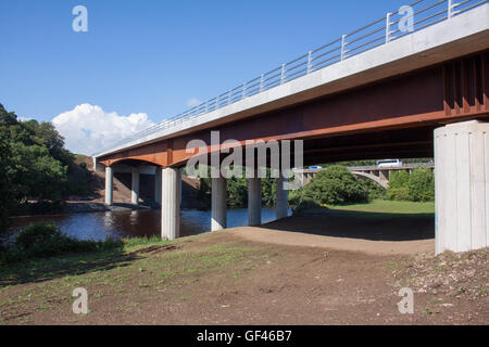 M6, Lancaster, Lancashire, Regno Unito. 29 Luglio, 2016. La nuova M6 in direzione nord su strada di slittamento allo svincolo 34 è impostato su Aperto lunedì 1 agosto il traffico witj pssin oltre il secondo ponte che attraversa il fiume Lune che è stata costruita come parte della baia di modo di gate. Il 4.8 km Dual Carrigae modo Gate Baia di modo che è stato costruito per releive la congestione del traffico in Morecambe e Lancaster Credito: David Billinge/Alamy Live News Foto Stock