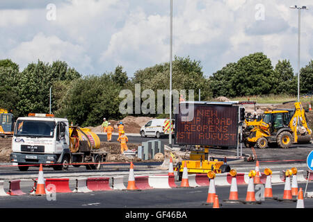 M6 Lancaster Lancashire, Regno Unito. 29 Luglio, 2016. La nuova M6 in direzione nord su strada di slittamento allo svincolo 34 è impostato su Aperto lunedì 1 agosto il traffico witj pssin oltre il secondo ponte che attraversa il fiume Lune che è stata costruita come parte della baia di modo di gate. Il 4.8 km Dual Carrigae modo Gate Baia di modo che è stato costruito per releive la congestione del traffico in Morecambe e Lancaster Credito: David Billinge/Alamy Live News Foto Stock