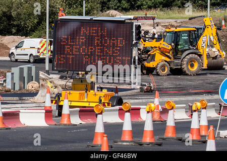 M6, Lancaster, Lancashire, Regno Unito. 29 Luglio, 2016. La nuova M6 in direzione nord su strada di slittamento allo svincolo 34 è impostato su Aperto lunedì 1 agosto il traffico witj pssin oltre il secondo ponte che attraversa il fiume Lune che è stata costruita come parte della baia di modo di gate. Il 4.8 km Dual Carrigae modo Gate Baia di modo che è stato costruito per releive la congestione del traffico in Morecambe e Lancaster Credito: David Billinge/Alamy Live News Foto Stock