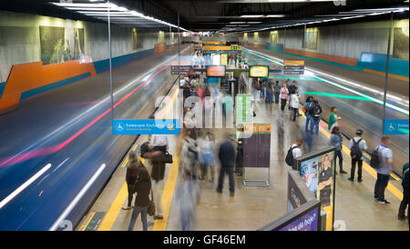 Agosto. 29 Luglio, 2016. Una foto scattata con una lenta velocità di otturatore mostra due treni della metropolitana avvicinando alla stazione della metropolitana 'occorrendo' in Rio de Janeiro, Brasile, 29 luglio 2016. Rio 2016 Giochi Olimpici che si svolgerà dal 05 al 21 agosto. Foto: Sebastian Kahnert/dpa/Alamy Live News Foto Stock