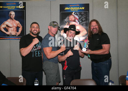 Londra, Regno Unito. 29 Luglio, 2016. Jim Duggan Bob Holly e Colt Cabana lottatori al London Film e fumetti.Con credito: Paolo Quezada-Neiman/Alamy Live News Foto Stock