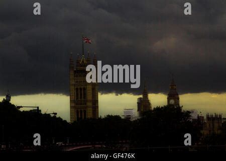 Westminster London, Regno Unito il 29 luglio 2016. Dark infausto nuvole sopra le case del Parlamento Credito: amer ghazzal/Alamy Live News Foto Stock