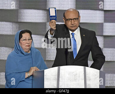 Philadelphia, Pennsylvania, USA. 28 Luglio, 2016. Khizr Khan contiene una copia della costituzione degli Stati Uniti come egli fa commento durante la quarta sessione del 2016 Convenzione Nazionale Democratica presso la Wells Fargo Center di Philadelphia, Pennsylvania giovedì, 28 luglio 2016. Kahn del figlio Humayun S. M. Khan è stata una Università della Virginia laureato che ha arruolato nell'esercito americano ed è uno dei quattordici americani musulmani che hanno perso la vita servendo gli Stati Uniti in dieci anni dopo il 11 settembre 2001 attacchi terroristici. Credito: Ron Sachs/CNP. © Ron Sachs/CNP/ZUMA filo/Alamy Live News Foto Stock