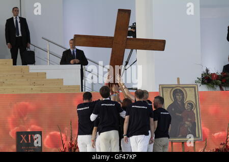 Cracovia in Polonia. 29 Luglio, 2016. La croce è eretto all'altare. Centinaia o migliaia di pellegrini venuti a Blonia Park a Cracovia per seguire le stazioni della Via crucis. Le stazioni sono state adattate dal Vescovo Ausiliare di Cracovia Grzegorz Ryś dalle tradizionali stazioni, per correlare più giovani. Credito: Michael Debets/Alamy Live News Foto Stock