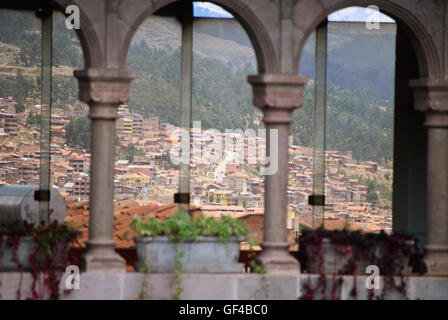 La città di Cuzco attraverso le finestre in corrispondenza di Chiesa di Santo Domingo Foto Stock