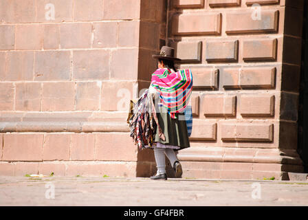 Strret hawker che vendono souvenir a Cuzco nel centro città Foto Stock