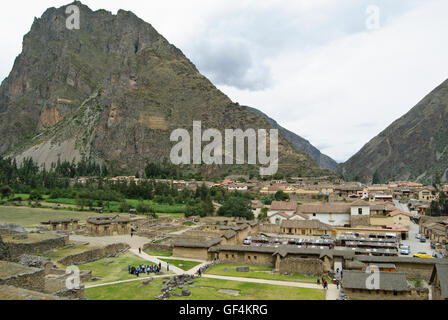 Ollantaytambo città nella valle Foto Stock