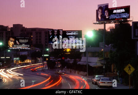 Filmato cartelloni raffiguranti i principali film maschio stelle sulla Sunset Strip di Los Angeles, CA circa 1990 Foto Stock