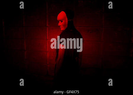 Misteriosa donna in abito nero indossando maschera bianca,Scary sfondo per la copertina del libro Foto Stock