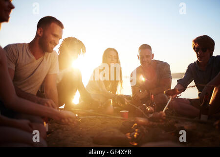 Amici sulla spiaggia sabbiosa Foto Stock