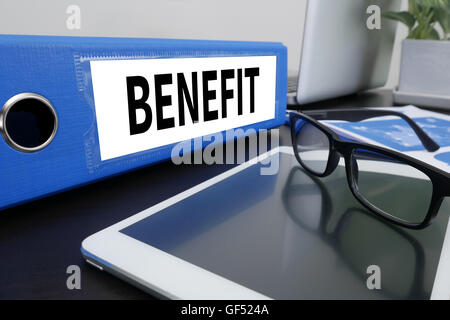 Ufficio Benefici cartella sul desktop sul tavolo con forniture di ufficio. ipad Foto Stock