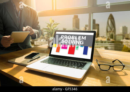 PROBLEM SOLVING considerato persona di sesso maschile che desiderano la tavoletta digitale schermo, lo schermo del notebook,Silhouette e filtro sun Foto Stock