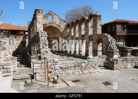 NESSEBAR, Bulgaria - 7 Maggio 2011: l'antica chiesa di Santa Sofia sulla centrale piazza della vecchia città di Nessebar, Bulgaria Foto Stock