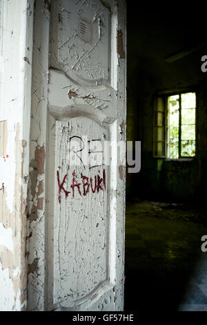 Scary porta aperta alla camera abbandonata in abbandonati ospedale mentale Foto Stock