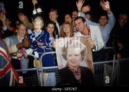 Giovani conservatori 1980s Regno Unito. Mrs Maggie Margaret Thatcher poster per le elezioni generali 1983 giovani sostenitori adulti dietro le barriere notte elettorale al 32 Smith Square (CCO) ora chiamato Conservative Campaign Headquarters (CCHQ), Londra Inghilterra HOMER SYKES Foto Stock