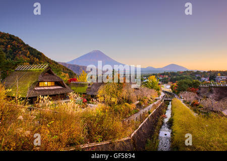 Mt. Fuji, Giappone con villaggio storico Iyashi no Sato durante l'autunno. Foto Stock