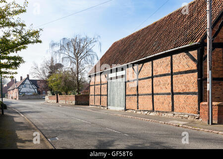 Vecchio legno incorniciata edificio con muratura in mattoni a spina di pesce nel villaggio di Hoton, Leicestershire, England, Regno Unito Foto Stock