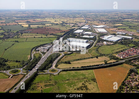 Vista aerea di giunzione 15a del M1autostrada a Northampton, con Roadchef Area di Servizio & Swan Valley modo Industrial Estate, Regno Unito Foto Stock