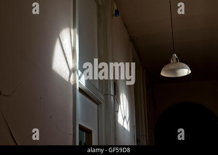 Immagine interno che mostra una parte di chiusura del St Clements ospedale in East End di Londra prima della grande trasformazione. Foto Stock