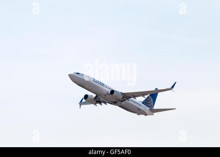 Giappone, Kansai, Aeroporto KIX. Vista la massa di American Regno Boeing 737-824, N33294, arrampicata dopo il decollo. Il sottocarro. Foto Stock