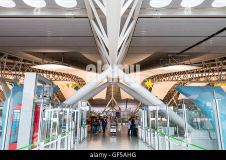 Giappone, Osaka Kansai, Aeroporto KIX. Interno del terminal uno edificio. Ingresso oltre il ponte pedonale per la International area check-in. Foto Stock