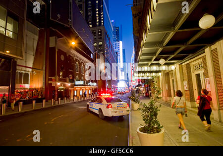 Downtown Manhattan strade nella notte con New York auto della polizia. Foto Stock