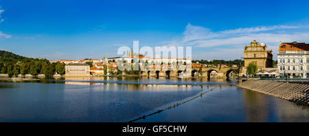 Famosa vista del castello di Praga e Ponte Carlo a Praga che attira ogni anno milioni di turisti da tutto Foto Stock