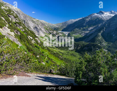 Vista di Oberhasli valley verso il Passo del Grimsel e Räterichsboden bacino idroelettrico del Lago nelle Alpi Svizzere. Foto Stock