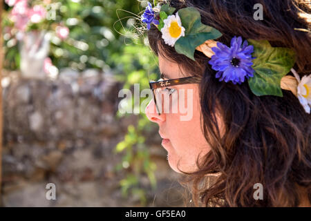 Ragazza con una ghirlanda di fiori Foto Stock