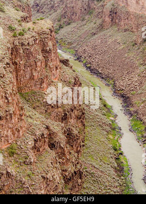 Il fiume Rio Grande vicino a Taos, Nuovo Messico. Foto Stock