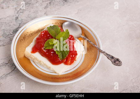 Dessert brasiliano di Romeo e Giulietta, goiabada marmellata di guava e formaggio Minas sulla tavola di marmo. Messa a fuoco selettiva Foto Stock