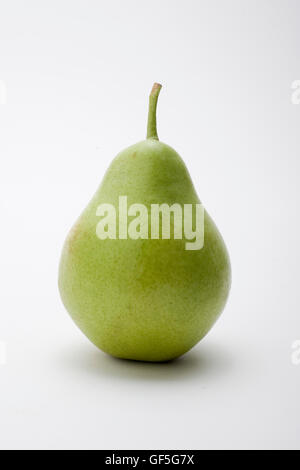 Fresche, pera su sfondo bianco Foto Stock
