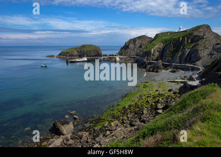 Barca al molo nel porto e costa a Lundy Island,Canale di Bristol,Devon, Inghilterra Foto Stock