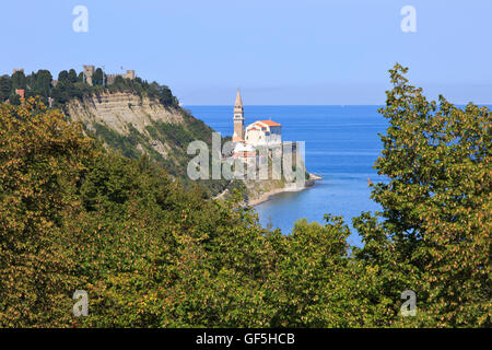 Vista panoramica sopra il monastero francescano e la torre campanaria di pirano, Slovenia Foto Stock
