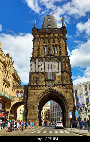 La Torre di Polvere e porta gotica a Praga, Repubblica Ceca Foto Stock