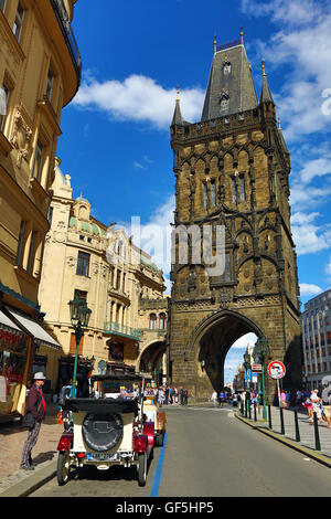 La Torre di Polvere e porta gotica a Praga, Repubblica Ceca Foto Stock