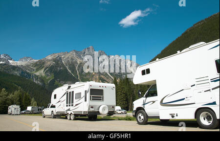 Motor homes in Canadian Rockies. British Columbia. In Canada. Posizione orizzontale Foto Stock