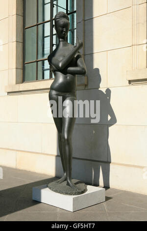 Statua di una donna al di fuori dell'entrata principale del Pushkin Museo Statale di Belle Arti (1912) a Mosca, Russia Foto Stock
