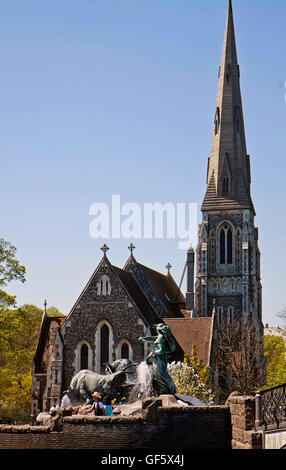 Copenaghen, Danimarca -- San Alban inglese della chiesa in stile gotico in stile Revival e la dea Gefion fontana Foto Stock