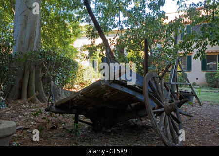 Giardino Corsini al Prato, Firenze, Italia: un angolo segreto con un pittoresco carrello rotto Foto Stock