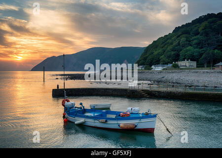 Bellissima alba su una barca nel porto di Lynmouth sulla costa nord del Devon Foto Stock