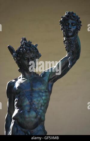 Dettaglio del Perseo con la testa di Medusa di Benvenuto Cellini nella Loggia della Signoria di Firenze, Italia Foto Stock