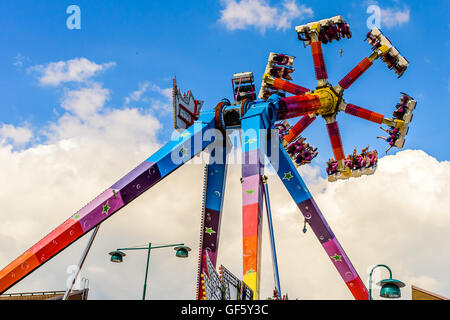 Ronneby, Svezia - Luglio 9, 2016: Grande Mercato pubblico giornata in città. Le persone aventi il divertimento in un pendolo di filatura ride in aria in alto. Foto Stock