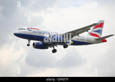 British Airways Airbus A319-131 G-EUPY l'atterraggio all'Aeroporto di Londra Heathrow Foto Stock