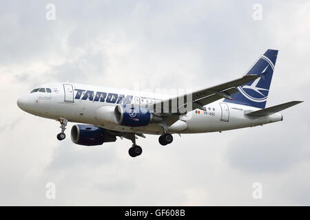 Rumena TAROM Airbus A318 YR-ASC in atterraggio a dall'Aeroporto Heathrow di Londra, Regno Unito Foto Stock
